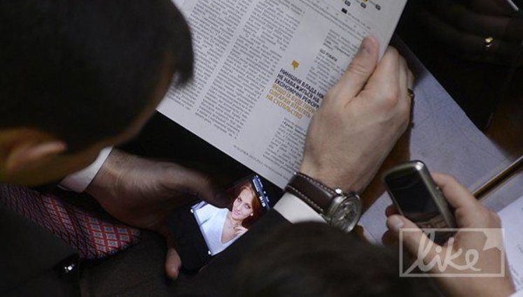 Депутат ПР Омельченко - муж Джарты, выбирал себе девушек на сайте знакомств прямо на сессии. ФОТОрепортаж
