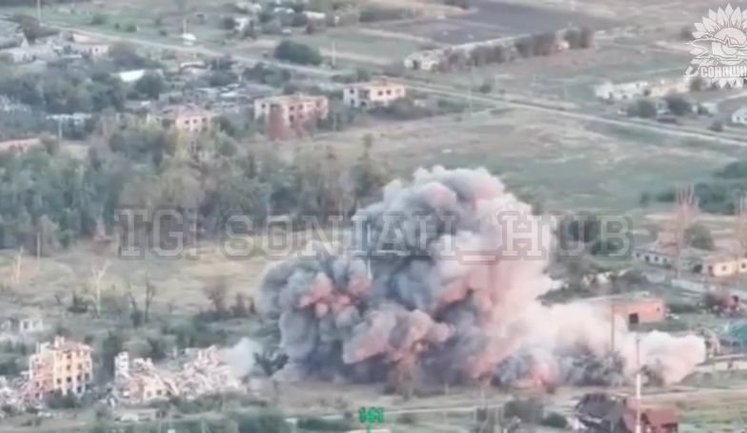 Українські Су-27 розбомбили місце дислокації рашистів із живою силою та боєкомплектом. ВIДЕО