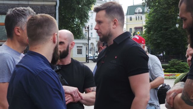 Поговори з тими, кого ти вбив, х#йло!: националисты пикетируют ОП с требованием ареста российской агентуры в Украине и перекрытия границы с РФ 11