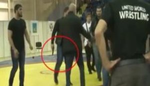 Кадировці з пістолетами в руках "визначають" переможця юнацького чемпіонату Росії з боротьби. ВІДЕО