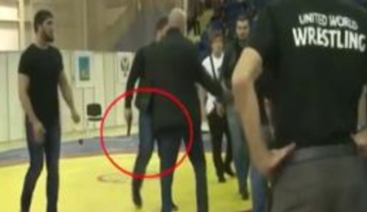 Кадировці з пістолетами в руках "визначають" переможця юнацького чемпіонату Росії з боротьби. ВІДЕО