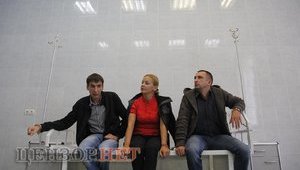 ВИЧ-инфицированные пациенты приковали себя к кроватям в знак протеста против выселения. ФОТОрепортаж