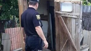 16-летняя девушка погибла, пытаясь достать телефон из ямы с нечистотами