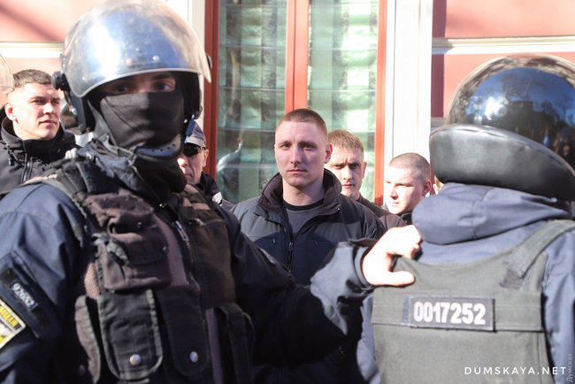 В Одесі під будівлею, де відбуваються збори ОПЗЖ, сталися сутички: під час бійки розпилили сльозогінний газ 04