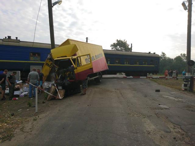 В Луганской области пассажирский поезд протаранил грузовик 01