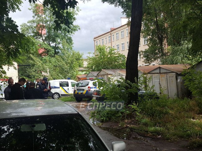 Двоє невідомих у масках зі стріляниною пограбували адміністрацію ринку в Києві 10