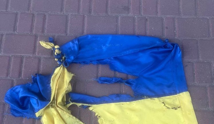 Мужчина совершил надругательство над флагом Украины в Кропивницком: его уже задержали. ФОТО