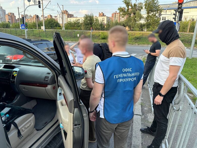 Разоблачен начальник Голосеевского военкомата, который за деньги переправлял военнообязанных через границу 01