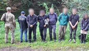 Перепливли Тису, щоб потрапити до Румунії: на Закарпатті затримано п’ятьох чоловіків та їхню спільницю, - ДПСУ. ФОТО