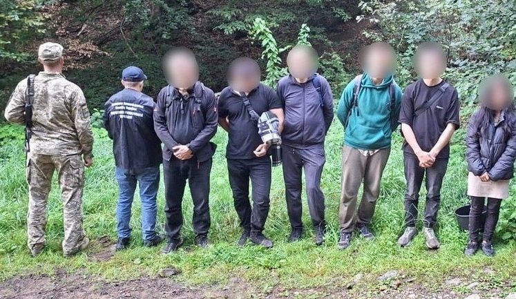 Перепливли Тису, щоб потрапити до Румунії: на Закарпатті затримано п’ятьох чоловіків та їхню спільницю, - ДПСУ. ФОТО