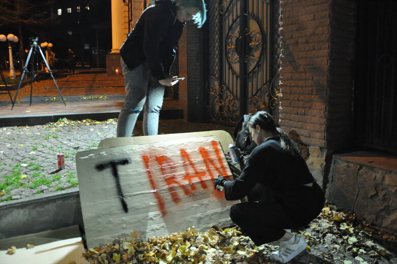 Russia+Iran new axis of evil: у Києві пікетували посольство Ірану через постачання зброї Росії 08