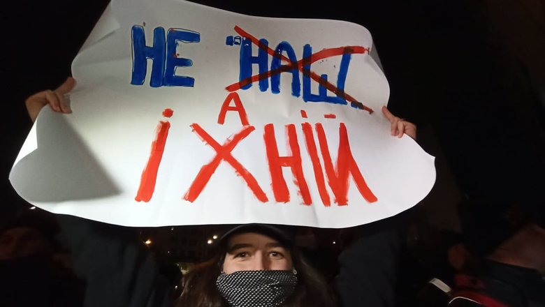 Біля телеканалу НАШ в Києві відбулась акція Вимкніть зброю Росії з вимогою санкцій проти Мураєва 09