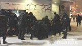 Задержаны 27 человек, нецензурно выражавшихся и бросавшихся снегом в полицию перед матчем Лиги чемпионов в Киеве. ФОТО