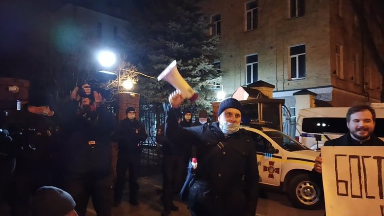 Украинцы у посольства Казахстана выразили поддержку протестующим 14