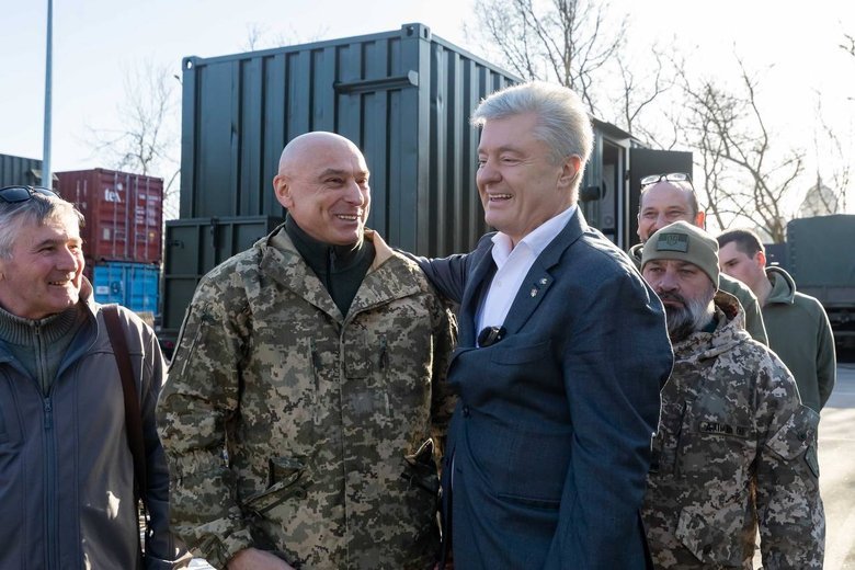Порошенко передал дроны, Starlink и технику 19 подразделениям Сил обороны