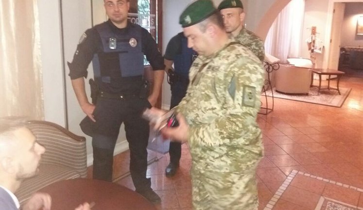 Law enforcers arrived in Lviv hotel where Saakashvili is staying. VIDEO