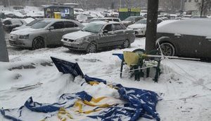 Неизвестные совершили нападение на агитационные палатки "Народного фронта" в Киеве. ФОТО
