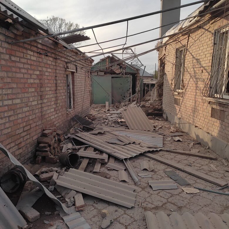 Унаслідок обстрілу окупантами Нікопольщини поранено чоловіка, пошкоджено комунальне підприємство та інфраструктурний об’єкт 01