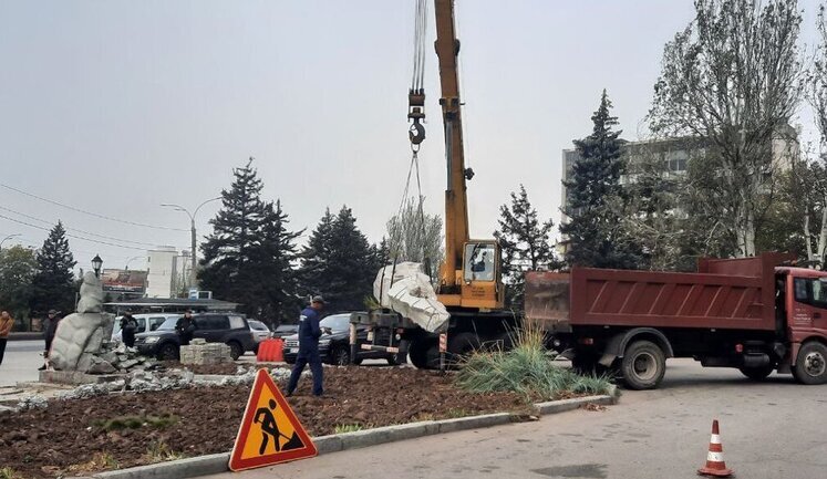 In Zaporizhzhia, monument to Pushkin finally dismantled. VIDEO&PHOTOS