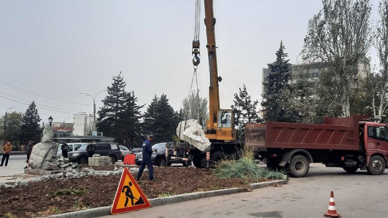 В Запорожье окончательно демонтировали памятник Пушкину 02