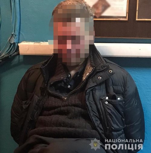 Пяний дебошир вдарив в обличчя поліцейського в столичному метро 01