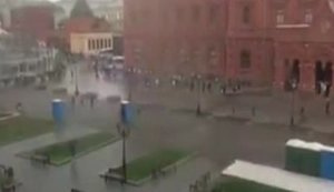 Сильна злива з градом у Москві. Уздовж Кремля "побігли" біотуалети. ВIДЕО