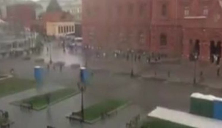 Сильна злива з градом у Москві. Уздовж Кремля "побігли" біотуалети. ВIДЕО