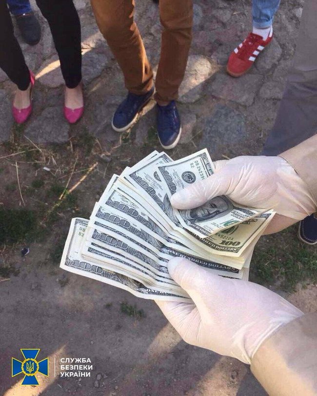 К пяти годам заключения приговорили экс-прокурора Черкасс, которого СБУ разоблачила на вымогательстве $1,5 тыс. 01