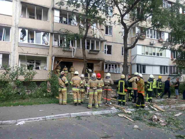 Взрыв в жилом доме Киева: спасатели продолжают работы по разбору завалов 01