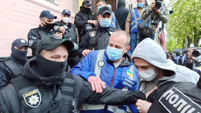 Титушки сорвали развернутый под судом баннер Стус чекає. Медведчук під арешт!, произошла потасовка 19 Титушки сорвали развернутый под судом баннер Стус чекає. Медведчук під арешт!, произошла потасовка 19