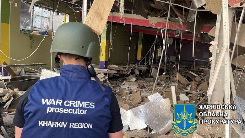 Працівники Харківської прокуратури фіксують наслідки обстрілів