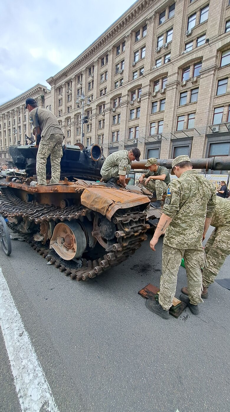 Трофейную российскую технику выставили на Хрещатике 13