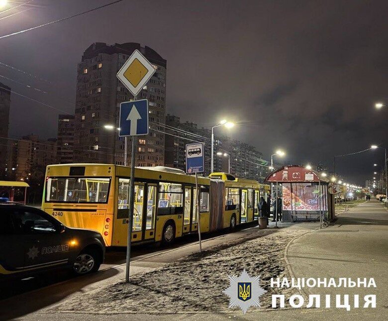 Поліція у Києві затримала чоловіка, який напав на підлітка в автобусі