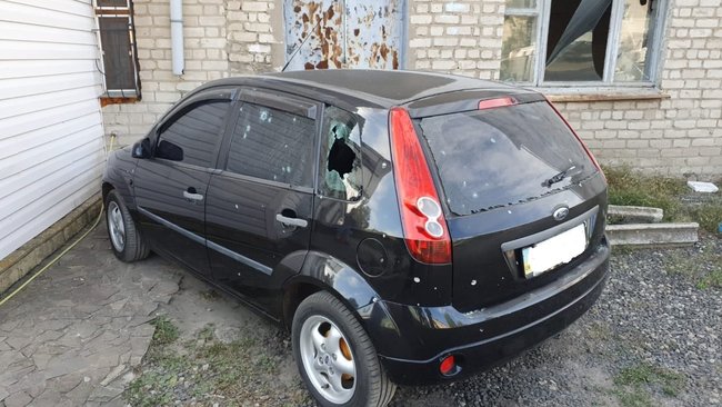 Повреждено админздание и автомобиль, ранен мирный житель, - последствия российского минометного обстрела н.п. Счастье 04