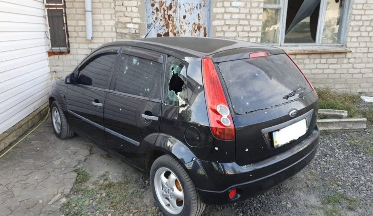 Пошкоджено адмінбудівлю і автомобіль, поранено мирного жителя, - наслідки російського мінометного обстрілу н.п. Щастя. ФОТОрепортаж