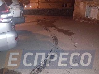 На Печерську в Києві вночі двічі підпалювали автомобілі 03
