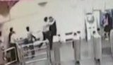 Чоловік ударив поліцейського ножем у груди в харківському метро, ​​- Нацполіція. ВIДЕО