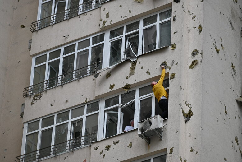 Последствия падения обломков вражеской ракеты на многоэтажку в Соломенском районе Киева 40