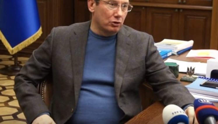 "Я лише роз'яснив суть підозри. Я не вручав самої підозри", - Луценко про допит Януковича. ВІДЕО