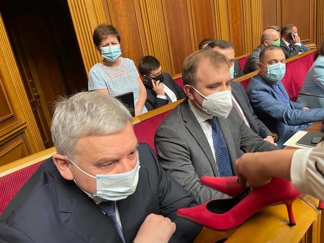 Тарану в Раде подарили красные туфли на каблуках: Пусть сходит в них на парад 07