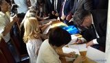 Новоизбранные депутаты Рады подписывают текст присяги и получают удостоверения. ФОТОрепортаж