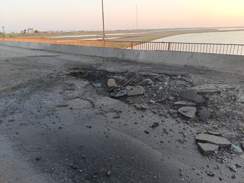 Завдано удару по Чонгарському мосту в окупованому Криму, рух по ньому закрито 04