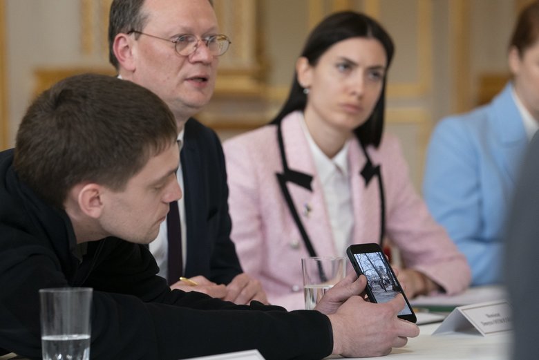 Macron met with Mayor of Melitopol Fedorov, who was freed from occupants`captivity 02