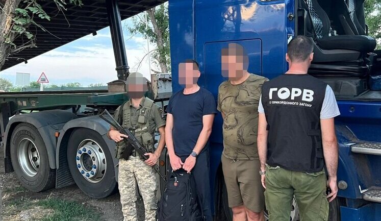 Сховали трьох чоловіків у вантажівках для переправлення до Румунії: на Одещині затримали батька і сина, - ДПСУ. ВІДЕО+ФОТОрепортаж