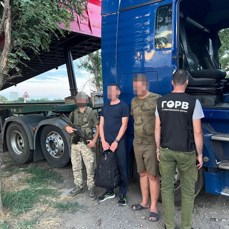 В Одесской области задержали отца и сына, которые спрятали трех мужчин в грузовиках для переправки в Румынию