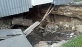 Возле метро "Оболонь" провалился асфальт: киоски висят над пропастью. ФОТОрепортаж