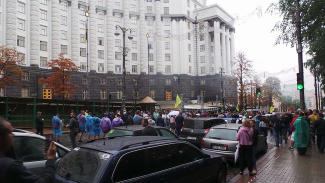 Owners of foreign-registered cars block Kyiv’s government quarter: We demand affordable customs clearance 02