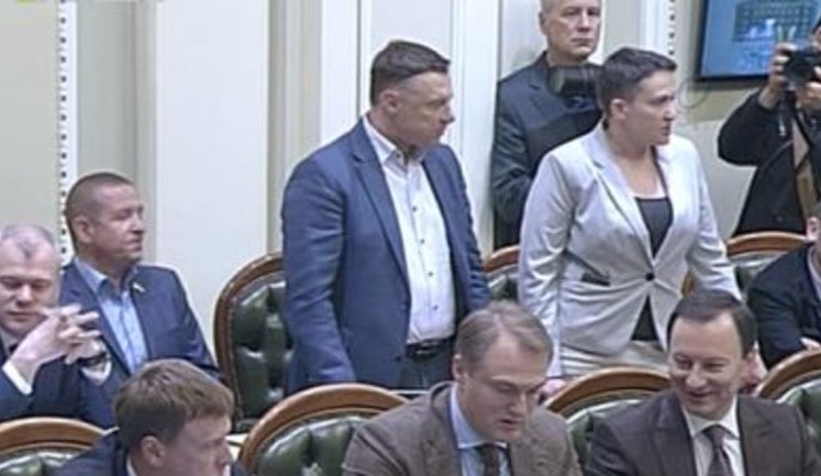 Нардепы Савченко и Куприй принесли наручники и требуют инаугурации Зеленского 19 мая. ВИДЕО