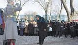 Кернес обуздал для Януковича злополучные венки - "йОлки" приковали цепями. ФОТОрепортаж