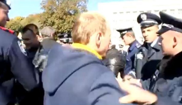 "Свободовцам" и журналистам "шьют" неповиновение милиции за акцию протеста. ВИДЕО